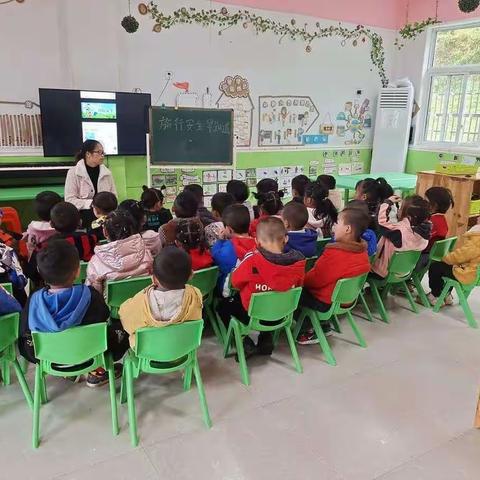 《金秋十月，快乐成长》坪地镇中心幼儿园大班