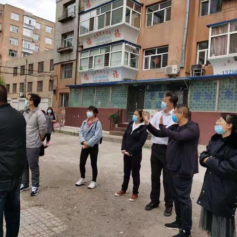 区委常委、副区长许济淳实地踏查五龙街道新化南北小区改造拆违情况