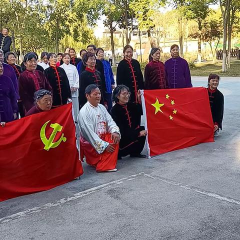 第二课外活动 太极一年级九班健身气功二年级二班 铁路老年大学二年级三个班共同展示 全民健身