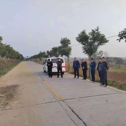 联合整治农村公路打场晒粮