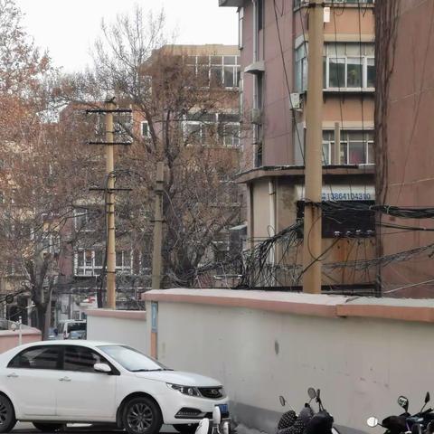 燕山街道认真落实区委办公室环境综合整治督办通知及区杆线专项整治实施方案要求，立查、立行、立改、立见成效