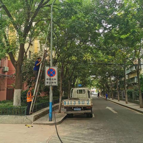 燕山街道“线缆整治百日会战”一一燕子山小区空中通讯线缆今日开始剪除