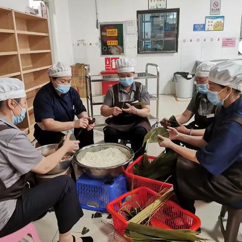 “粽”享端午情意浓-百色餐饮项目部包粽子迎端午情暖广大职工