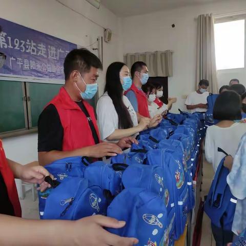 小口袋，大梦想。                               ——记“梦想口袋”走进北温中学