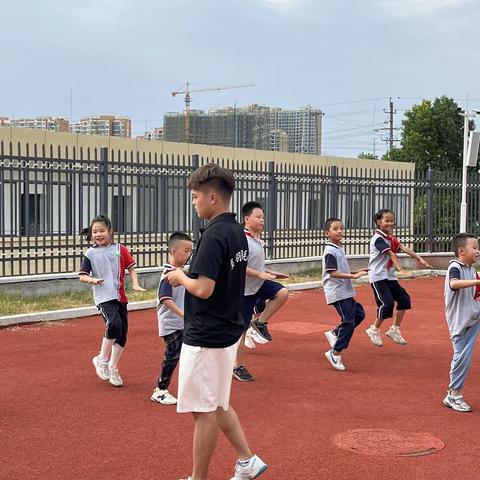学习“羽”运动齐飞——蒋家岗学校低年级羽毛球社团第一次纪实