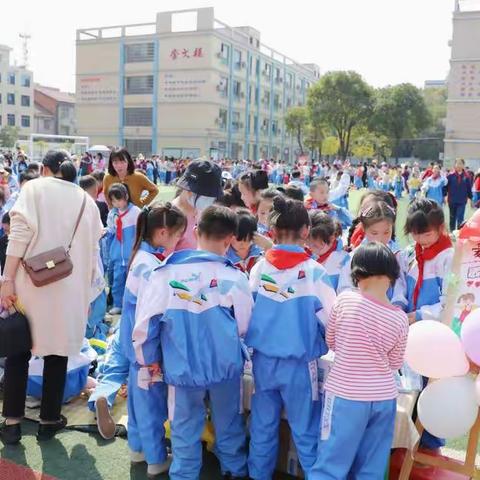 留下爱心 带走幸运—荷花塘小学二年级（7)班    红领巾义卖活动