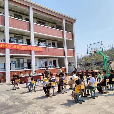 岳阳武警支队联合合旺村党支部开展---喜迎二十大"为祖国庆生、展望未来"爱心助学活动。