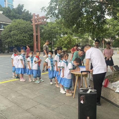 创文创卫，硒小娃娃在行动——硒都民族实验小学211班乐飞中队 李苜秭