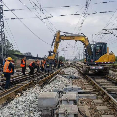 严密组织、精准操作，高效完成首次机械配合更换复交道岔施工任务