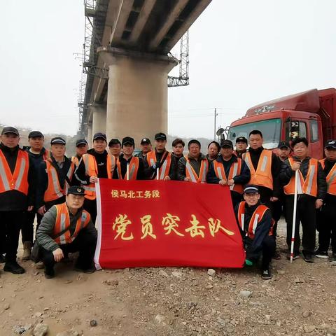 侯马北重点维修车间支援大秦线集中修桥梁落道、拨正偏心施工