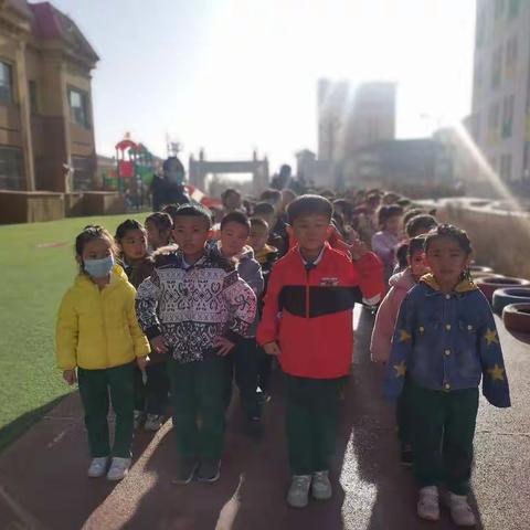 “走进小学，体验成长”玉门市第四幼儿园幼小衔接之观看玉门市第三小学升旗仪式