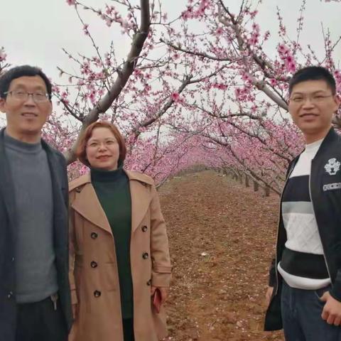 我们仨相聚三月桃花开