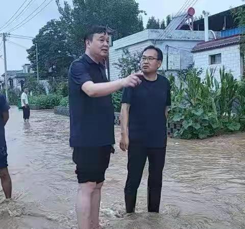 洪水无情 人间有爱——副市长闫仁强率程村煤矿人员到占城镇支援抗洪救灾工作