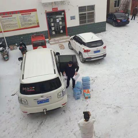 又闻疫情现古城    熠熠党徽放光明     成功不忘故土恩    捐赠物质战疫情