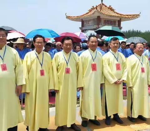 一岁一清明，拜祭念宗恩； 崇宗又敬祖，美德永传承。