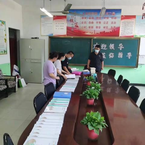 南东坊中心校南岗村学校迎县教体局季度考核