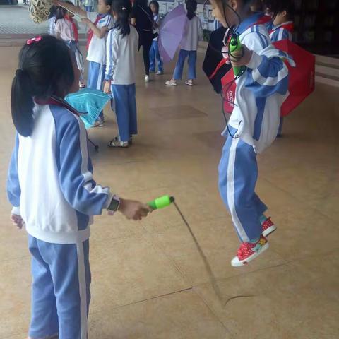 龙山学校二(2)班第八周快乐课间活动