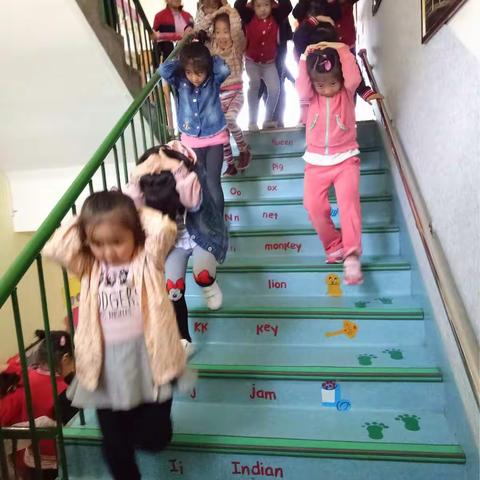 幸福童年七幼防震防踩踏演习活动