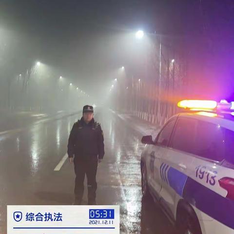 城管郭杜中队渣土分队雨天巡查