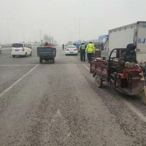 示范区交警队清理占道经营确保道路安全畅通