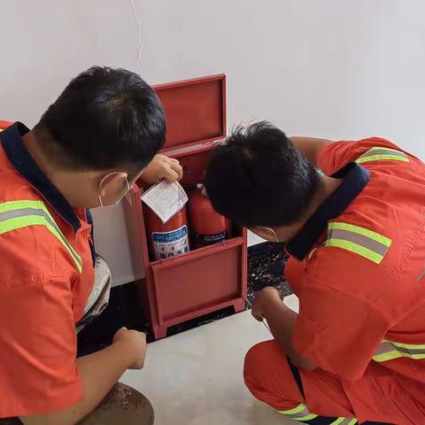 迎国庆新兴隆山养护工区为过往的司乘人员提供畅安舒美的交通运输环境