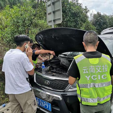 小车高速自燃，司乘浑然不知，幸好有他们