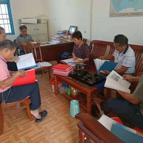 谢丽容副书记查看学习记录等