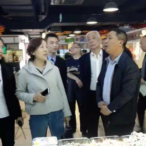 省食药监局餐饮处孙处长一行,在市局张玮瑛局长、区局李诚局长陪同下，到城隍庙小吃广场检查指导