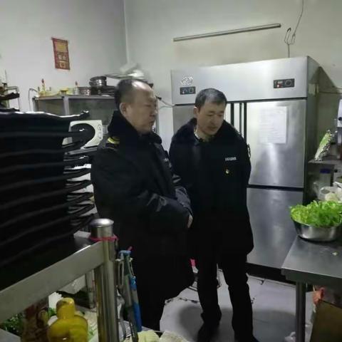 12月31日晚，城区食药监局纪检组长靳国旗带队在东街中心站辖区夜查食品安全工作，确保辖区群众安心过好元旦。