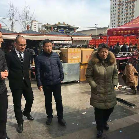 腊月二十九上午，城区食药局李诚局长到城隍庙新年庙会、小吃街、美食广场检查食品安全。