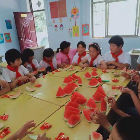 葡萄架乡何庄小学“庆六一儿童节”主题班会