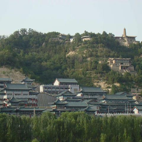 2015年一车4人我们游荡在青海湖村民自家院子里感受他们的生活气息，又来到祁连县门源油菜花连天接地，美的……