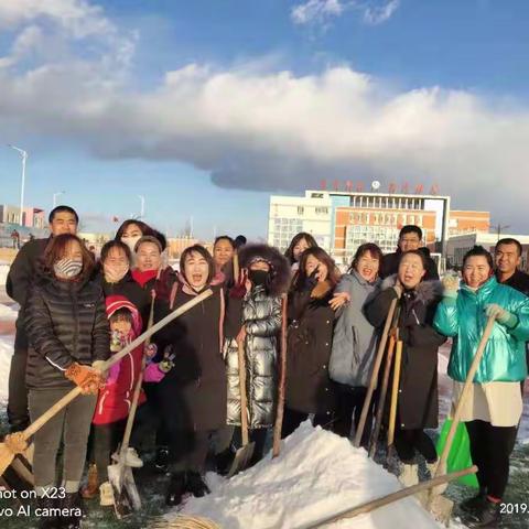 2019年的第一场雪，记录第十小学二（8）班家长志愿扫雪