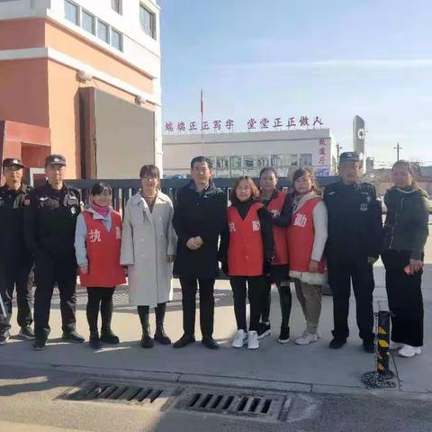 达拉特旗第十小学二（8）班家长执勤周，家校联合，共创平安上下学。