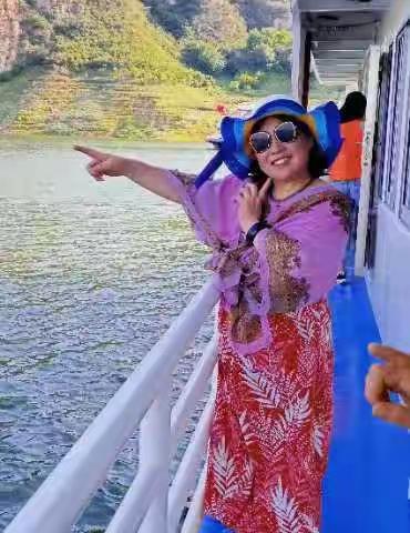 2019，8.29号我们同学一行13人，在小马（既是司机又是导游）带领下，我们踏上了愉快的旅途