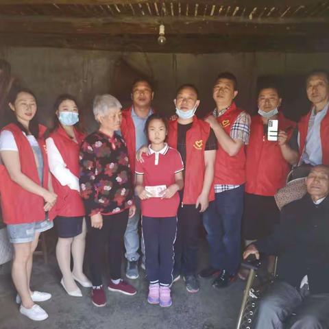王氏宗亲爱心团在燕子乡湖坪村