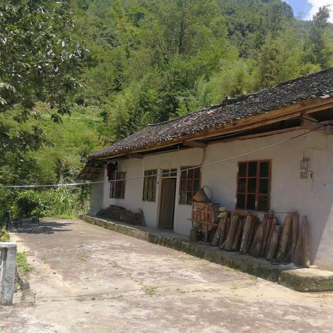 8月6号爱心走访下坪乡堰坪村二组李免庭家