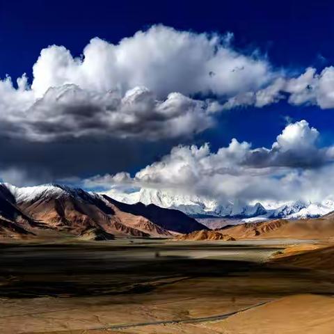 在帕米尔高原上奔驰