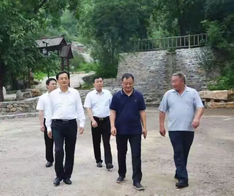 卞文到南部山区督导文明典范城市创建工作 张士东陪同