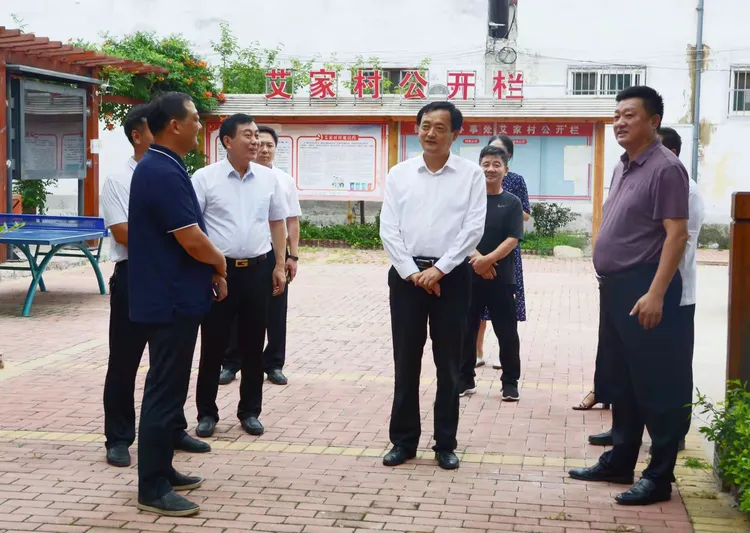 卞文到南部山区督导文明典范城市创建工作 张士东陪同