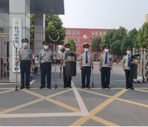 驻马店市第二十小学开展“爱心护学岗，安全伴成长”活动