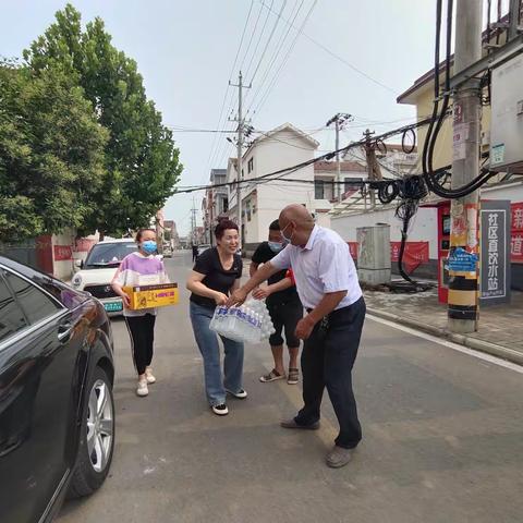 沁阳市实验小学五（一）班张雅萱拿出自己零花钱购买防疫物资到防疫卡点献爱心