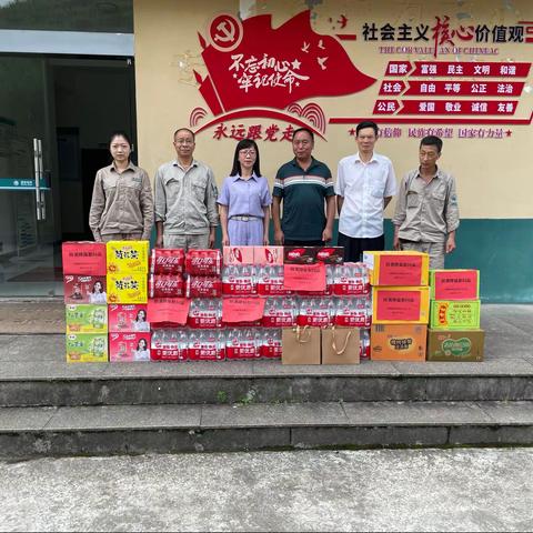 国网政和县供电公司工会主席杨美云和李庆平到镇前供电所慰问一线员工