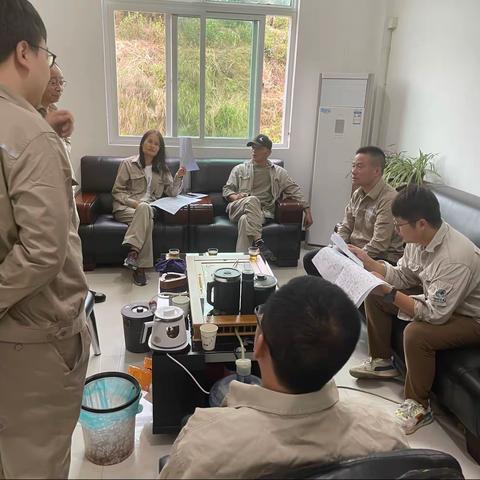 国网政和县供电公司总经理曾行毅对镇前供电所10kV下庄线高故障线路进行督查工作