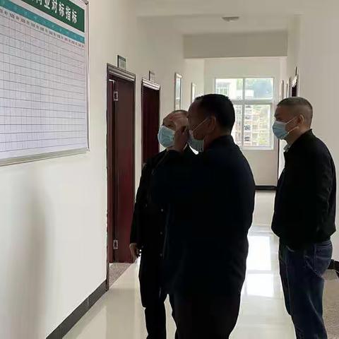 政和县供电公司副总经理杨望坤与供服公司叶保斌主任到镇前供电所指导工作