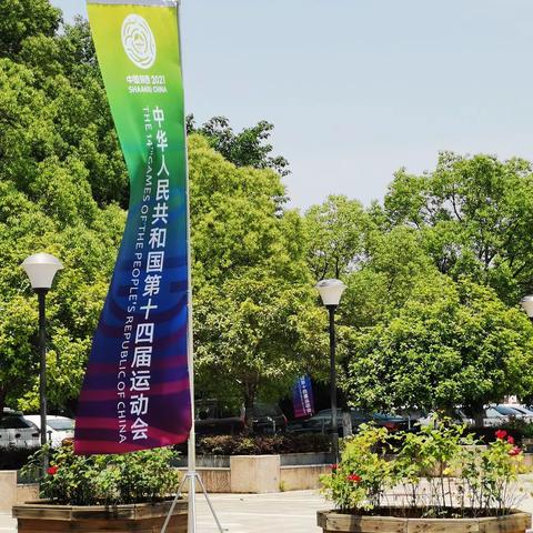 中华人民共和国第十四届 运动会 群众比赛篮球项目决赛的开幕式，二十八日上午，在黄石体育馆举行。