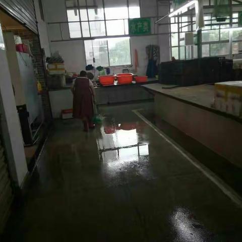 为了迎接文明创建的检查，我们所有市场的工作人员，参加了这次打扫卫生，在这炎热的天气里，大家都干的汗流浃背
