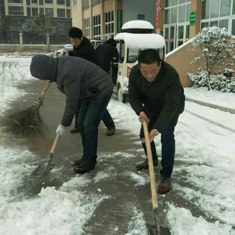 所有市场工作人员清扫地面的场景