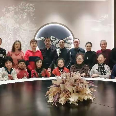 2023年2月4日，今日立春。第九中学七六届三班同学及特邀二班、四班两位美女校花相聚万福家宴。