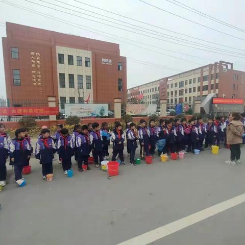 三月春风暖人心，雷锋精神永传承——郯城县第一实验小学树华校区2年级11班亮剑中队开展雷锋活动日侧记